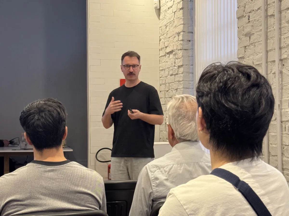 Professor da Desenhe dando uma palestra de criatividade para um grupo de colaboradores