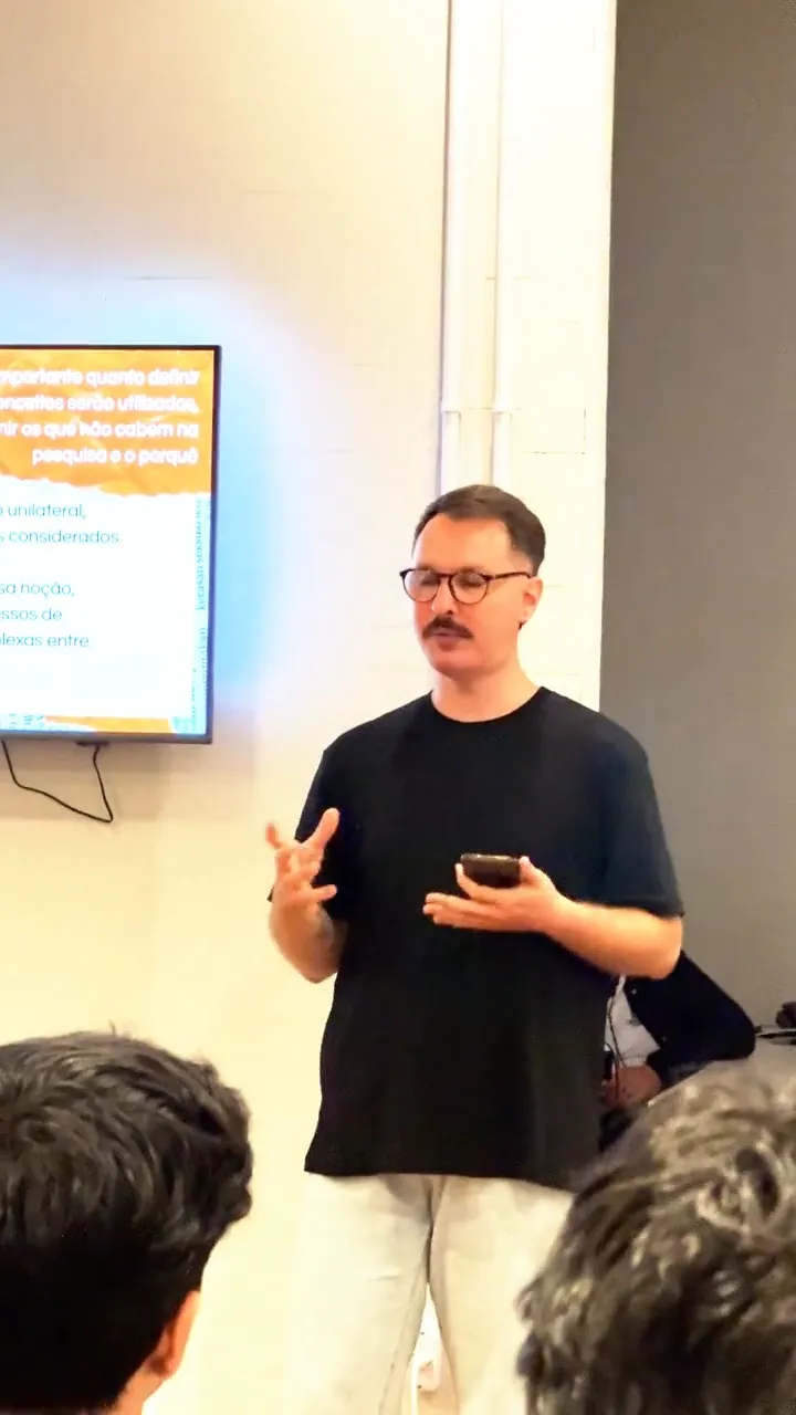 Trecho da palestra de criatividade para empresas: o professor apresenta para o grupo